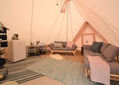 Glamping på Rødgaard - Interiør siddeområde 5