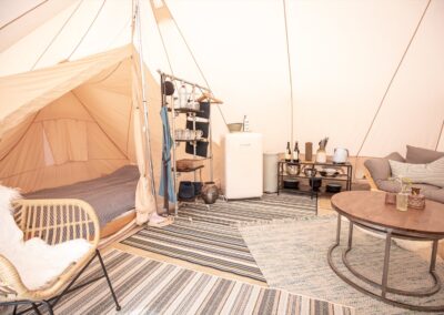 Glamping på Rødgaard - Interiør siddeområde 4