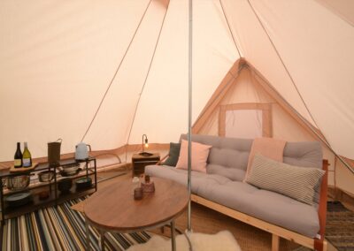 Glamping på Rødgaard - Interiør siddeområde 3
