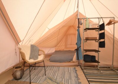 Glamping på Rødgaard - Interiør siddeområde 2