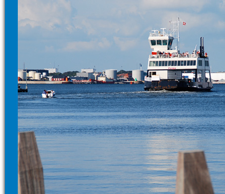 Lokal - Færgen lægger ind